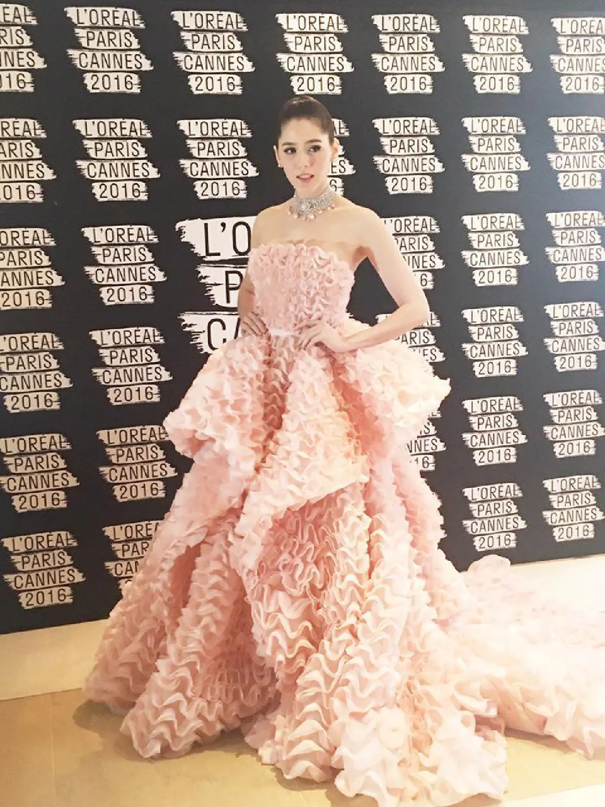 สวยปังสมการรอคอย! ชมพู่ อารยา บนพรมแดงเมืองคานส์