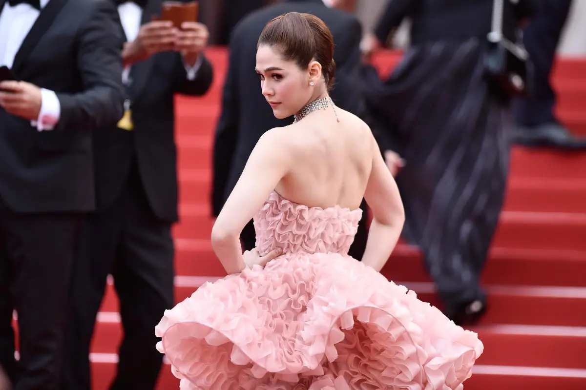 สวยปังสมการรอคอย! ชมพู่ อารยา บนพรมแดงเมืองคานส์