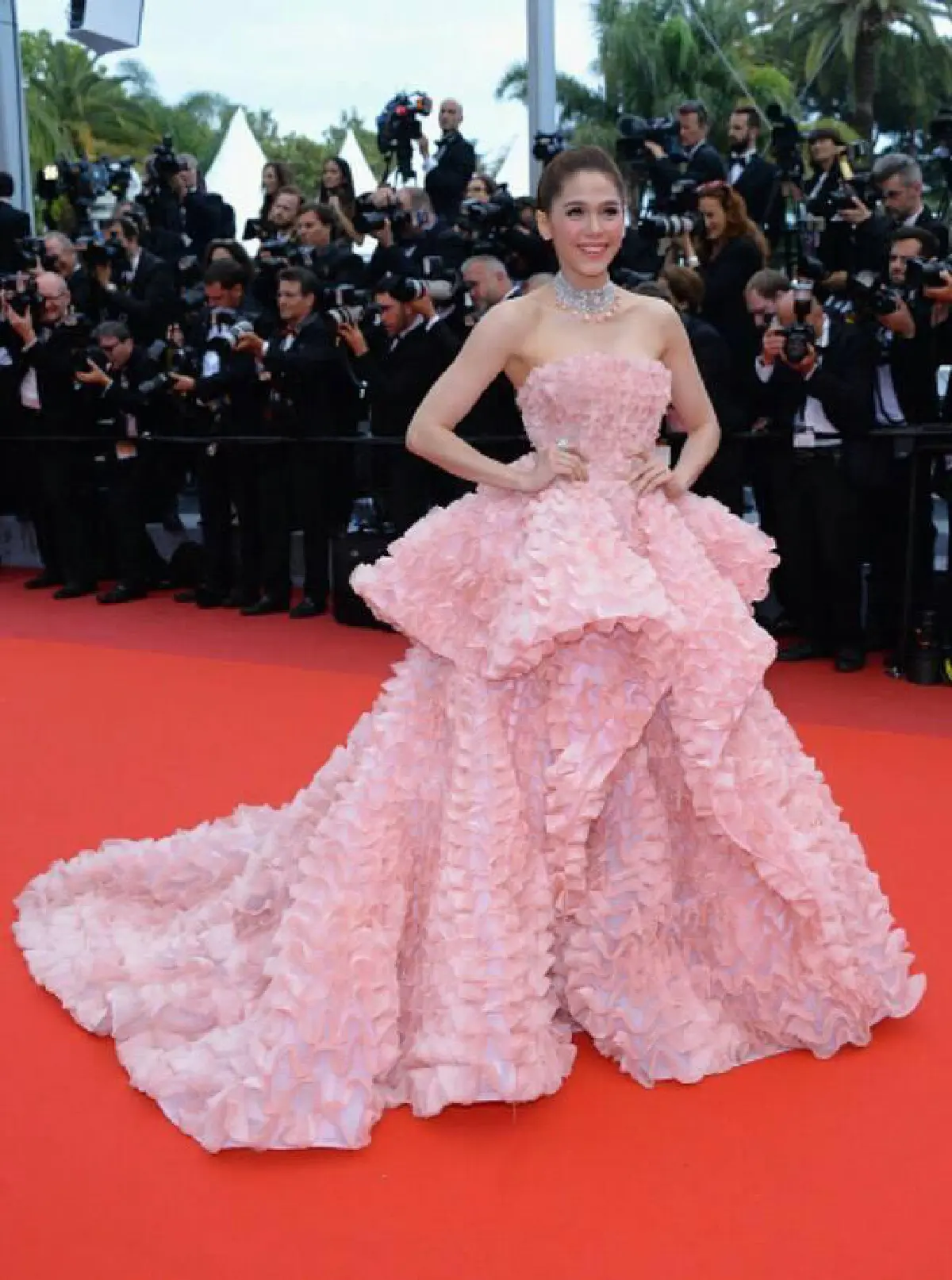 สวยปังสมการรอคอย! ชมพู่ อารยา บนพรมแดงเมืองคานส์