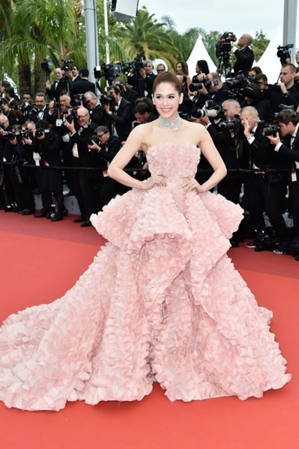 สวยปังสมการรอคอย! ชมพู่ อารยา บนพรมแดงเมืองคานส์