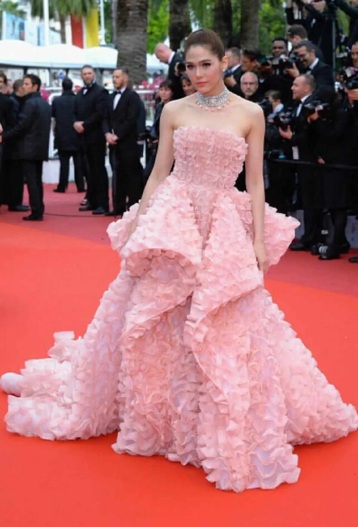 สวยปังสมการรอคอย! ชมพู่ อารยา บนพรมแดงเมืองคานส์