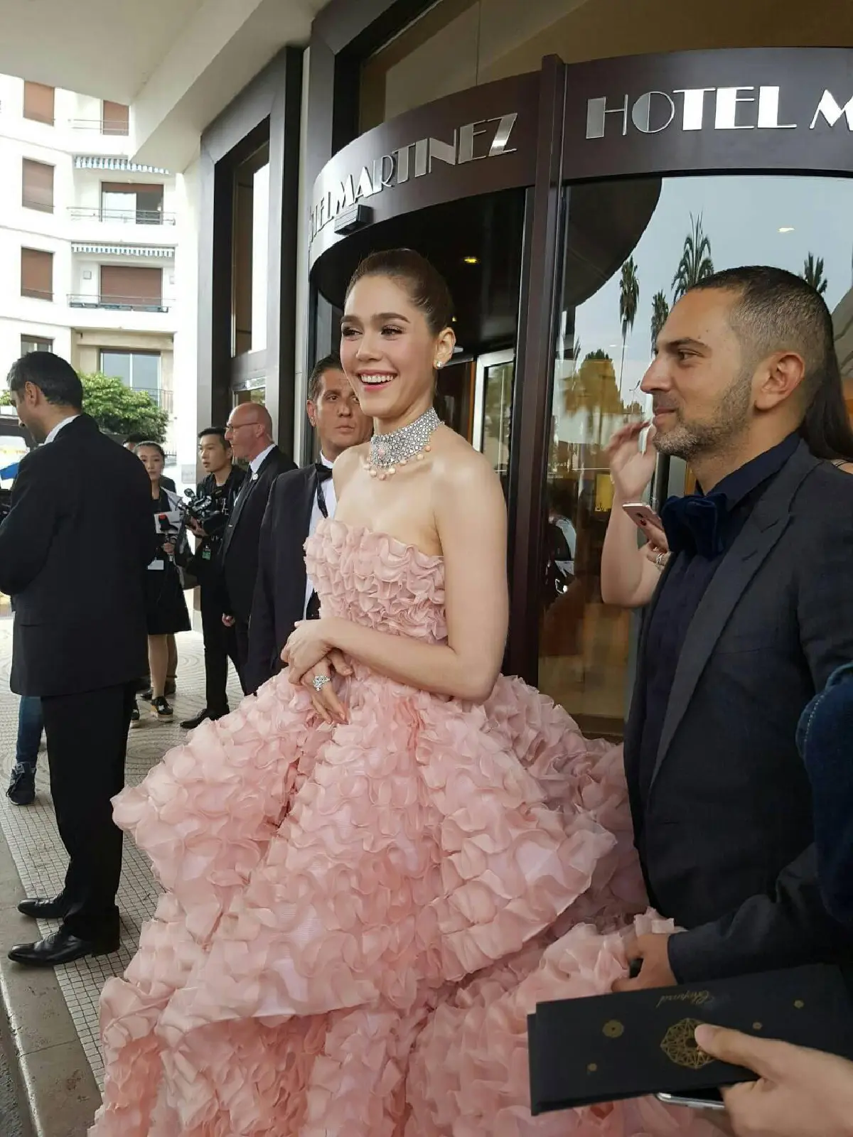 สวยปังสมการรอคอย! ชมพู่ อารยา บนพรมแดงเมืองคานส์