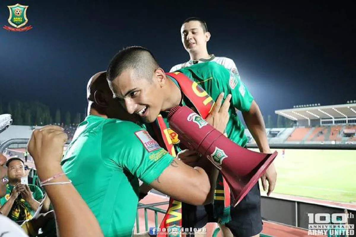 ส่งเสียงออกมา!  ชิน ชินวุฒ รับหน้าที่ผู้นำเชียร์อาร์มี่ ยูไนเต็ด