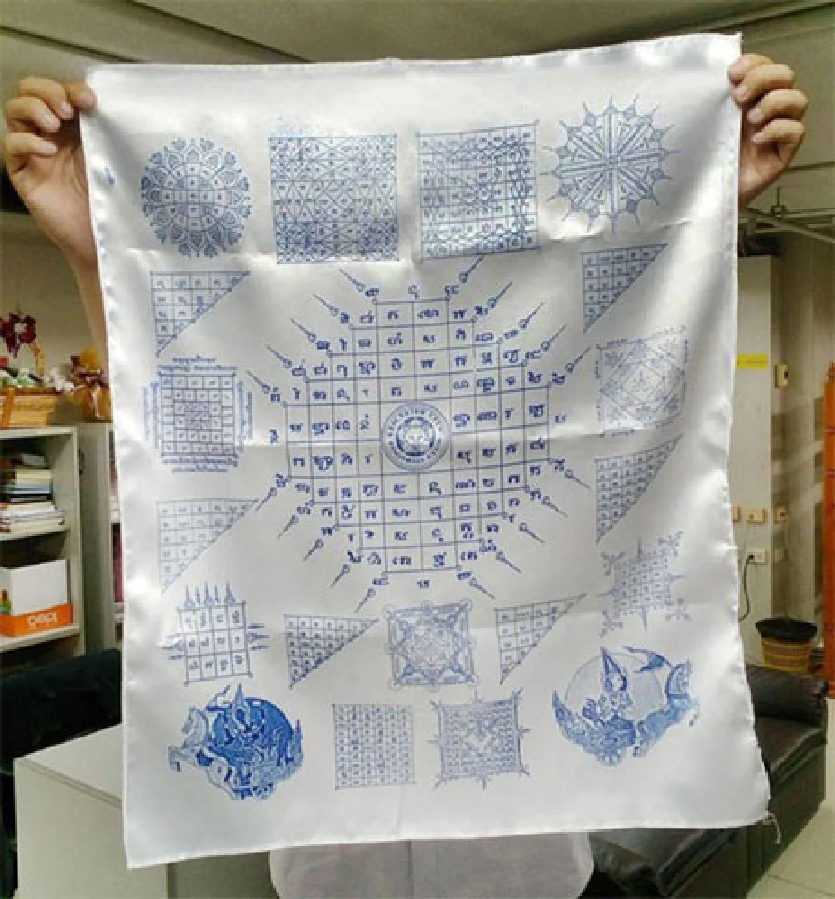 ลึกแต่ไม่ลับกับ ‘ผ้ายันต์เลสเตอร์’