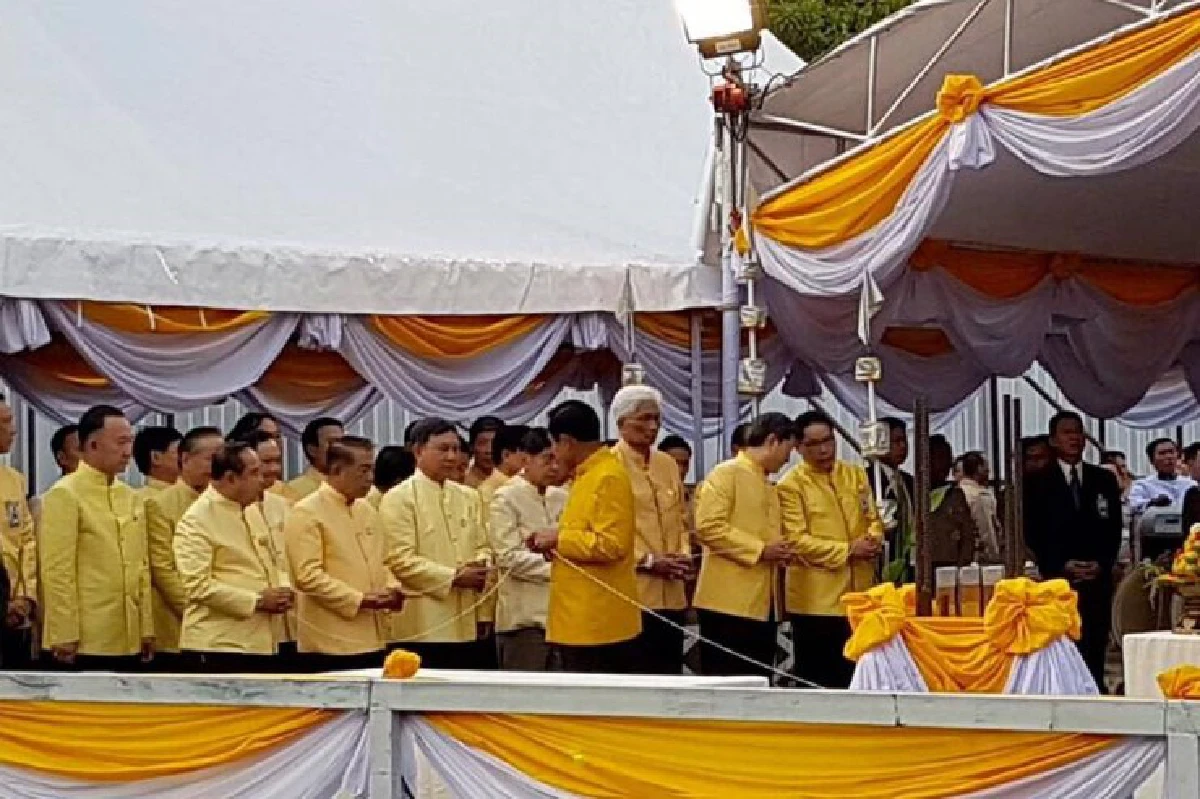 "บิ๊กตู่-ครม." ทำพิธียกเสาเอกเรือนรับรองหลังใหม่ในทำเนียบฯ