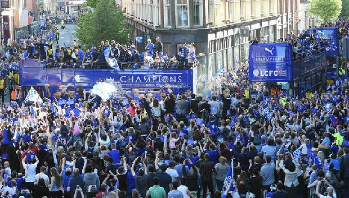 Leicester trophy parade: Thousands turn out