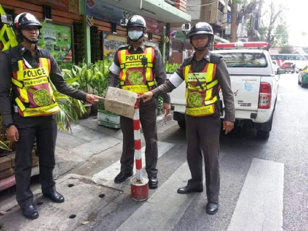 จัดหนัก!สน.สำราญราษฎร์บุกยึดสิ่งกีดขวางพวกชอบกั๊กที่จอดรถ