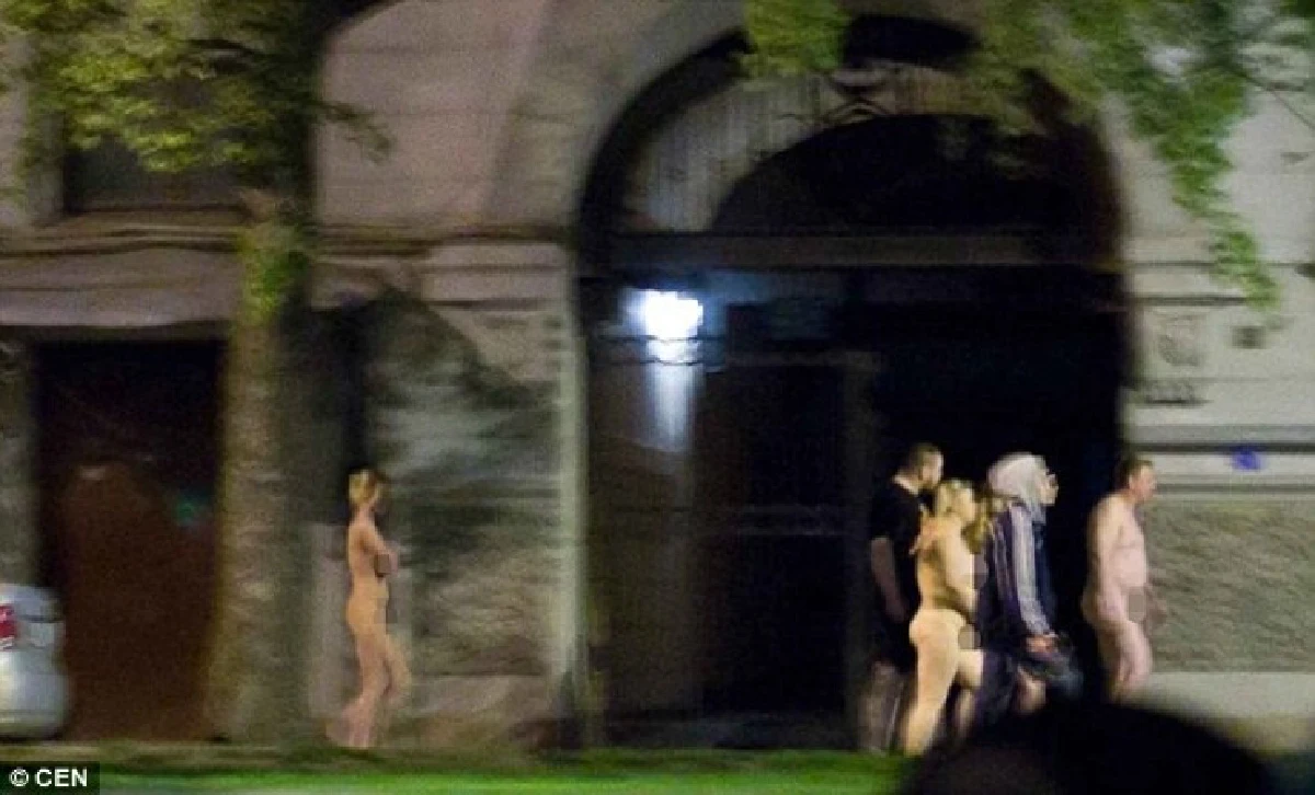 ฉาว!ตร.รัสเซียทลายซ่อง สั่งโสเภณี-ลูกค้านับสิบเดินแก้ผ้าประจาน