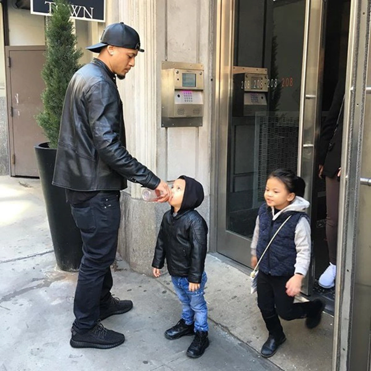 เฟี้ยวทั้งบ้าน! เวย์-นานา พาลูกแฝดตะลุยเที่ยวอเมริกา