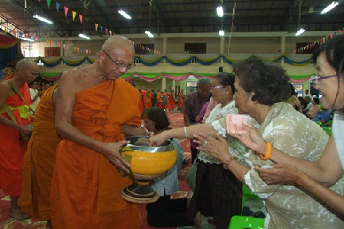 ทั่วไทยพร้อมใจทำบุญวันวิสาขบูชา