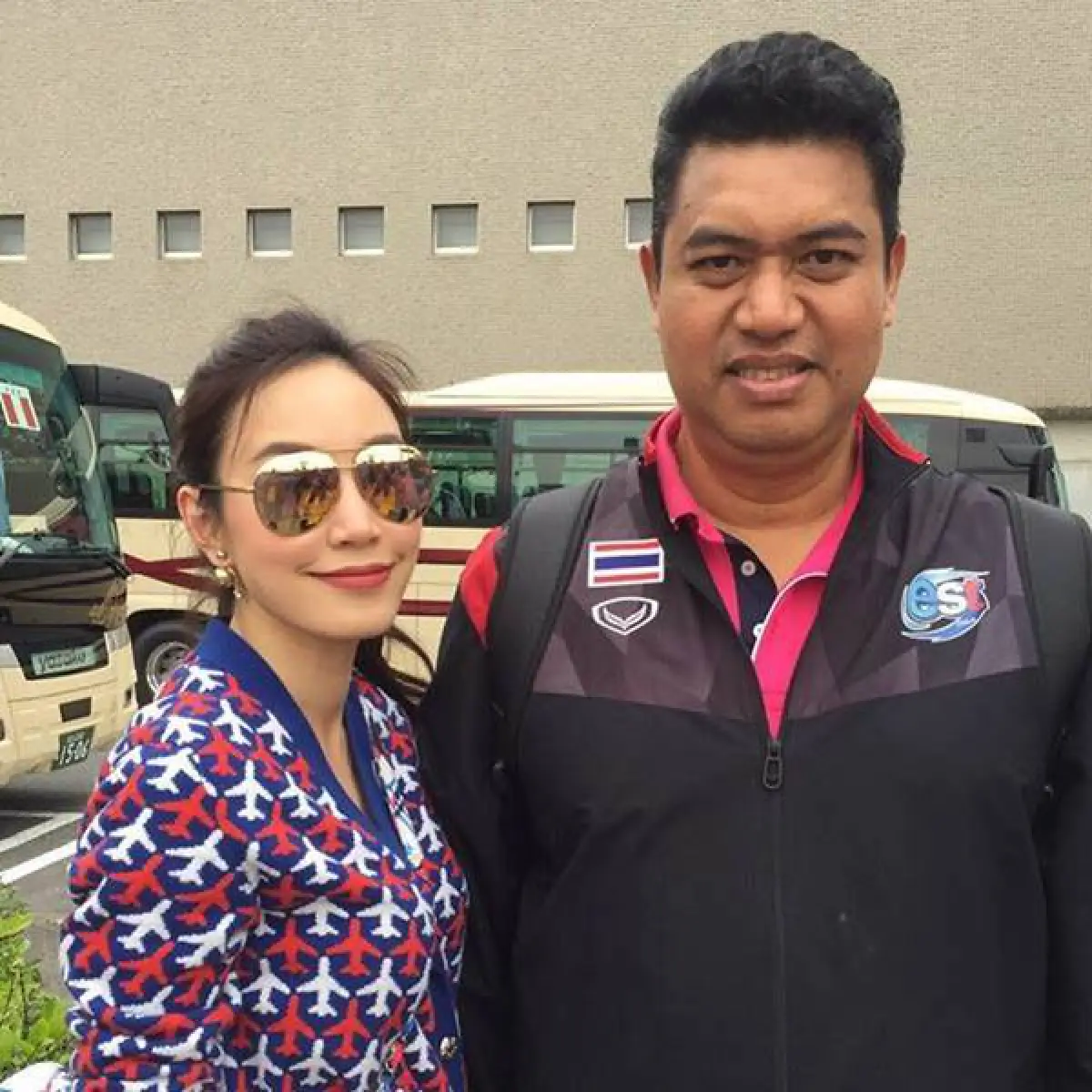 อิจฉาแรง! เมย์พิชญ์ฯ จุ๊บแก้ม หน่อง ปลื้มจิตร์ ให้กำลังใจทีมลูกยาง