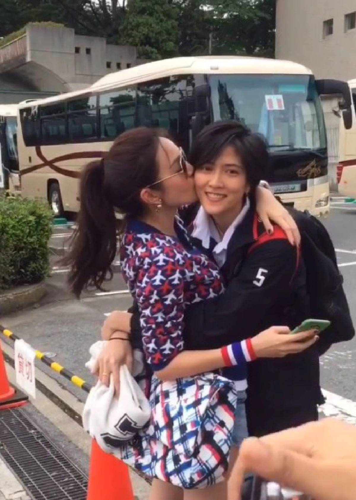 อิจฉาแรง! เมย์พิชญ์ฯ จุ๊บแก้ม หน่อง ปลื้มจิตร์ ให้กำลังใจทีมลูกยาง