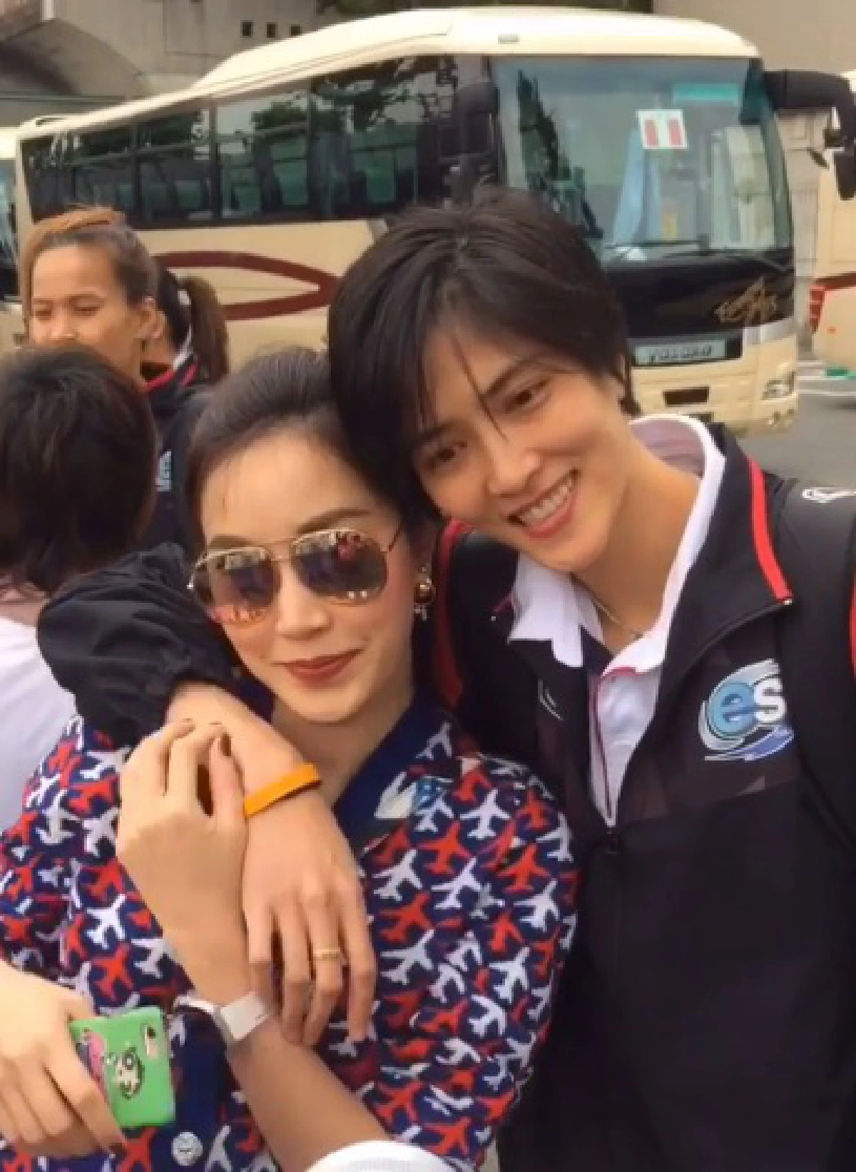 อิจฉาแรง! เมย์พิชญ์ฯ จุ๊บแก้ม หน่อง ปลื้มจิตร์ ให้กำลังใจทีมลูกยาง