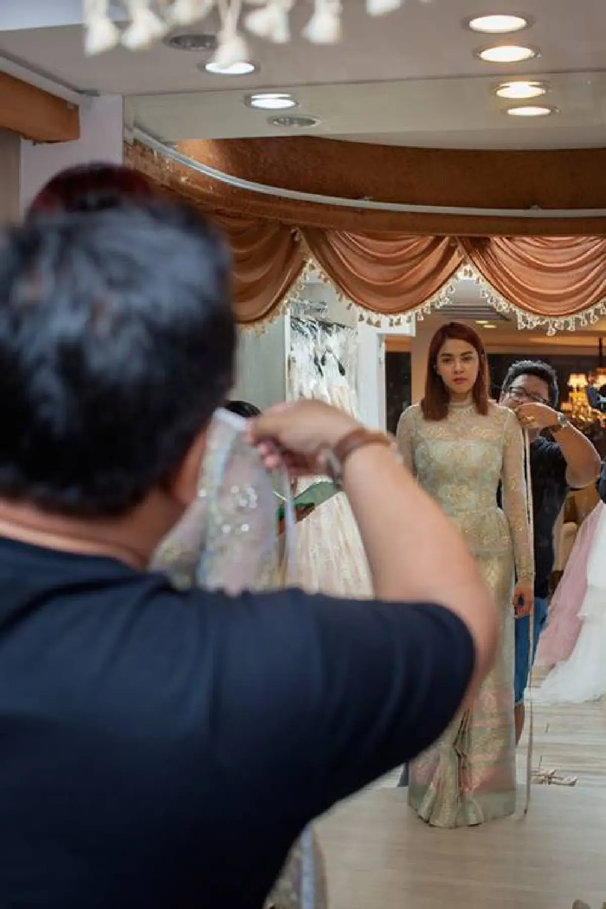 อุ้ม ลักขณา ลองชุดเจ้าสาว เตรียมเข้าพิธีวิวาห์แฟนหนุ่มไฮโซ