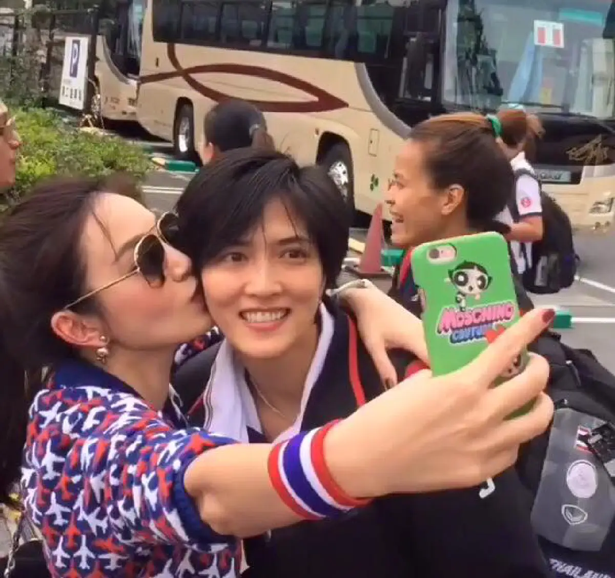 อิจฉาแรง! เมย์พิชญ์ฯ จุ๊บแก้ม หน่อง ปลื้มจิตร์ ให้กำลังใจทีมลูกยาง