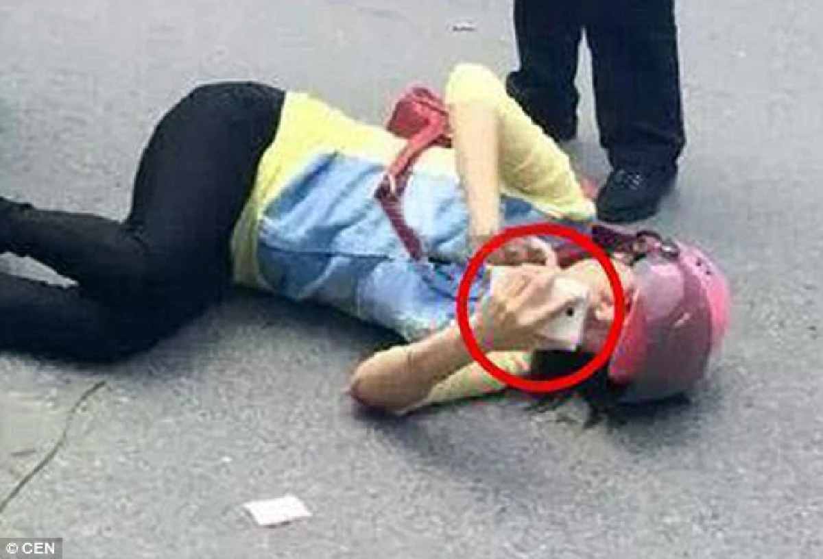 ขนาดนี้เลย!สาวจีนรถชนล้มกลางถนน ควักมือถือขึ้นมาเล่นเฉย