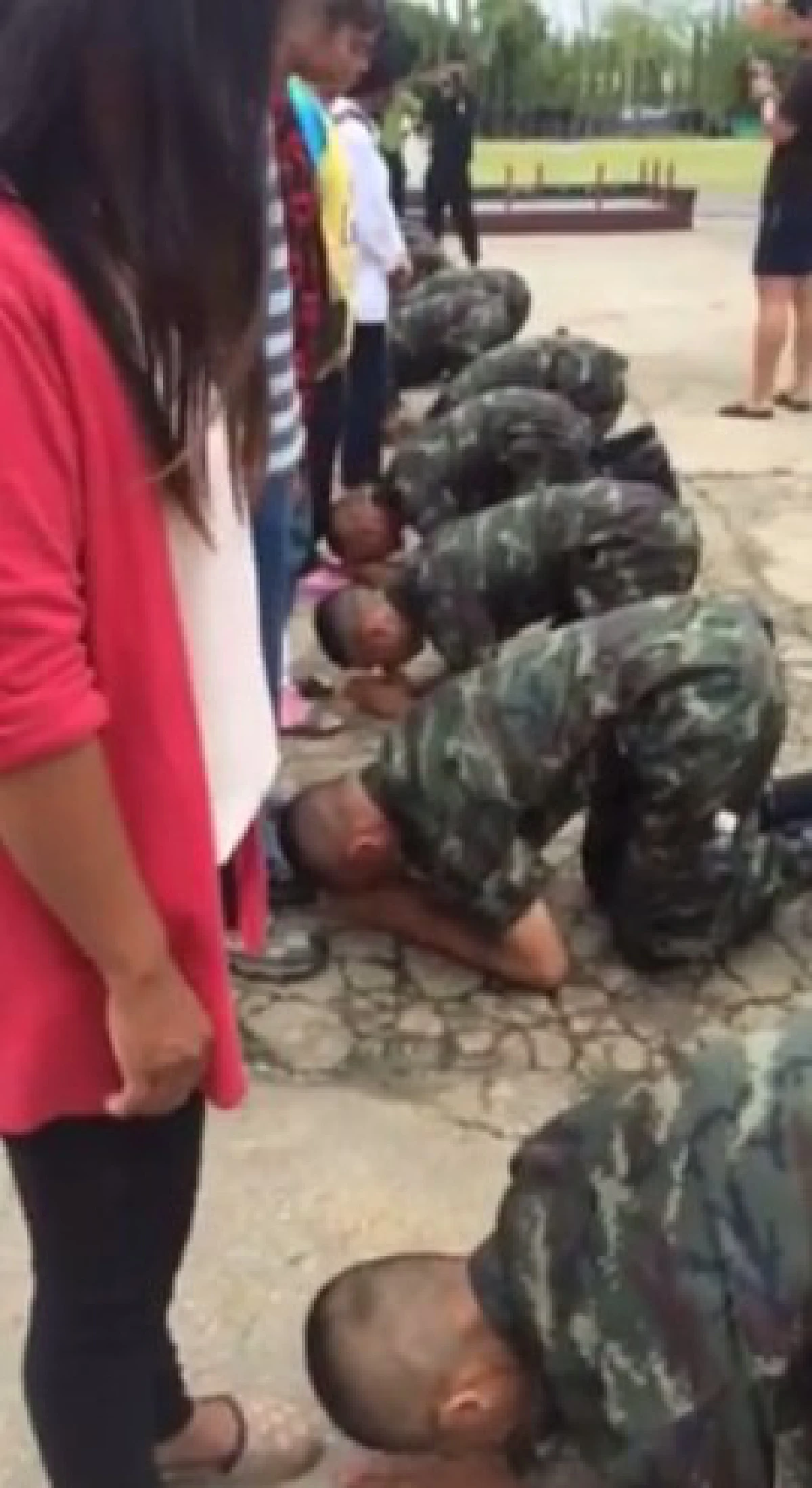 คลิปสุดซึ้ง!บรรยากาศ "ทหารใหม่" ได้พบหน้าญาติเป็นครั้งแรก
