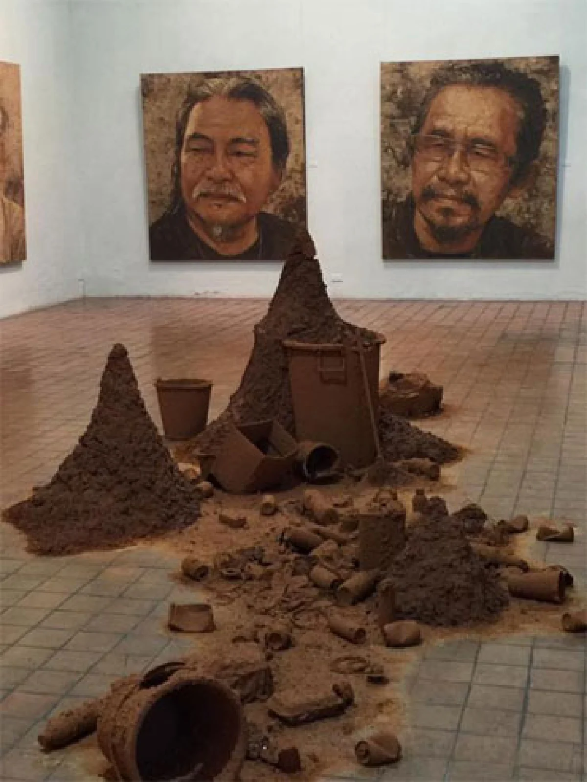 ‘เกิดแต่ดิน’ นิทรรศการจิตรกรรมเขียนดิน โดย สมภพ บุตราช