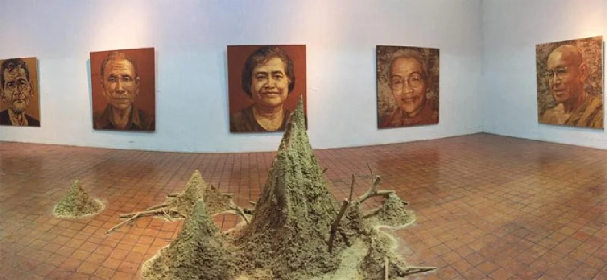 ‘เกิดแต่ดิน’ นิทรรศการจิตรกรรมเขียนดิน โดย สมภพ บุตราช