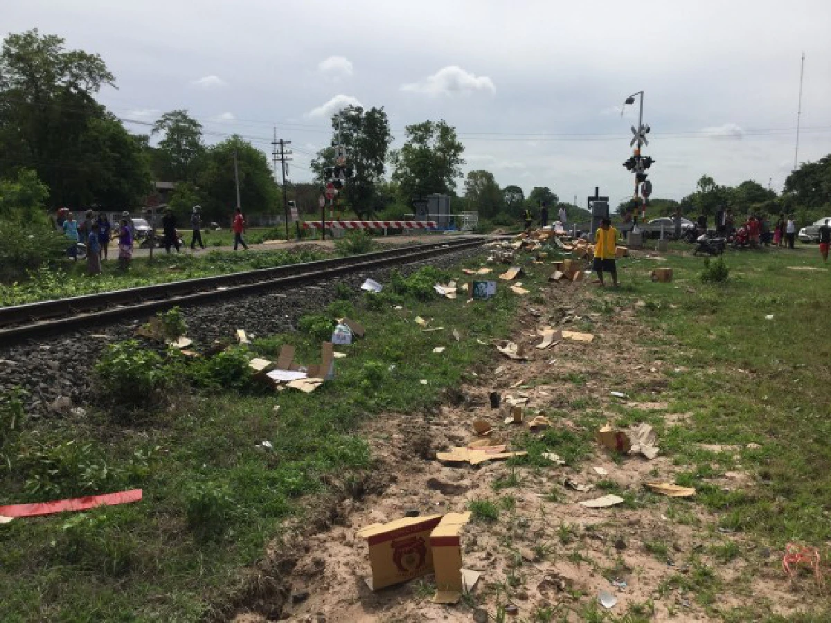 กระบะข้ามตัดหน้ารถไฟเจอชนกลางลำคนขับดับคาที่