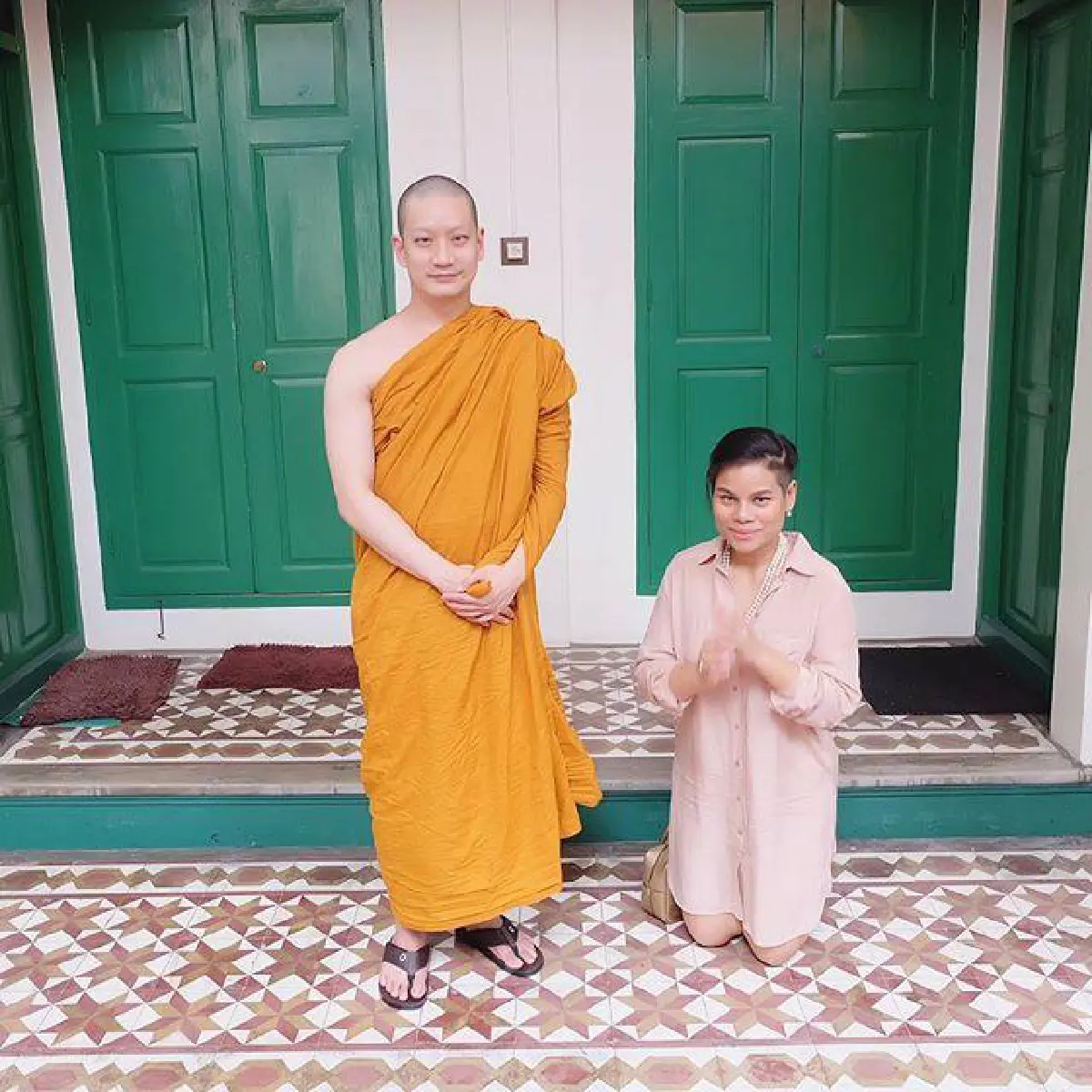 ภาพประทับใจ โอปอล์ พาลูกแฝดตัวน้อยกราบหลวงพ่อโอ๊ค