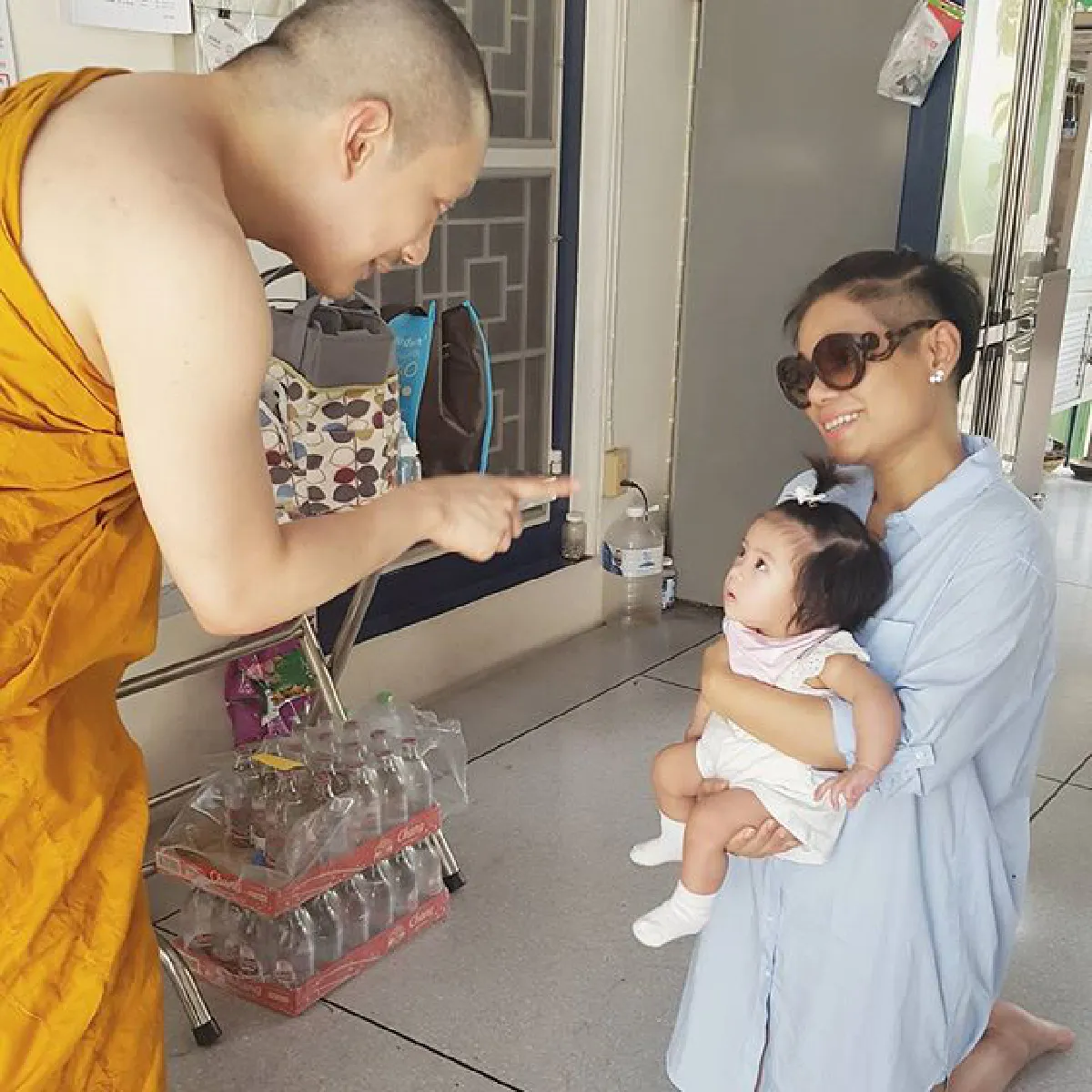 ภาพประทับใจ โอปอล์ พาลูกแฝดตัวน้อยกราบหลวงพ่อโอ๊ค
