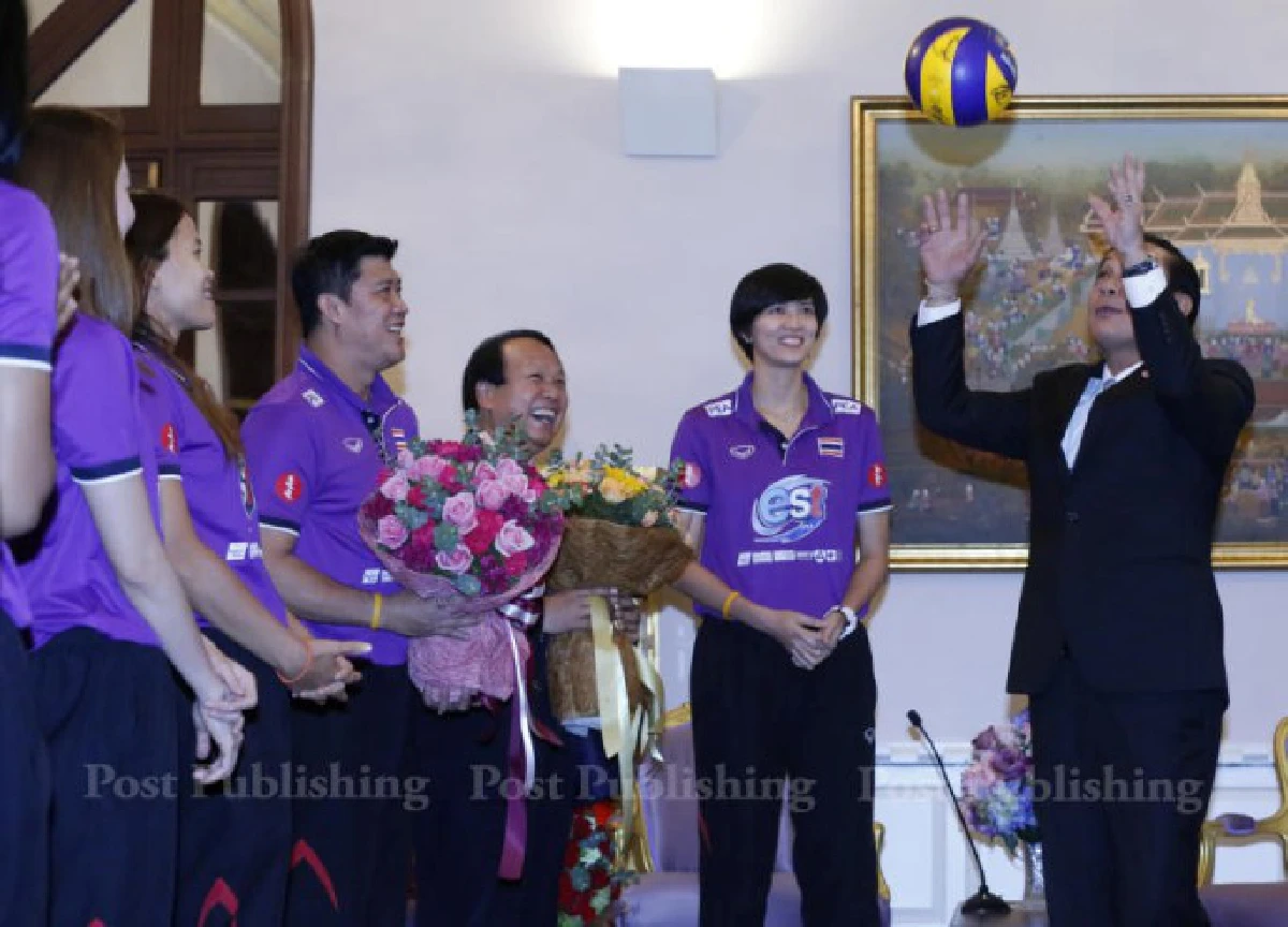 "บิ๊กตู่"ต้อนรับลูกยางสาว"อดีตกัปตันกิ๊ฟ"แซวตบหนักมาก