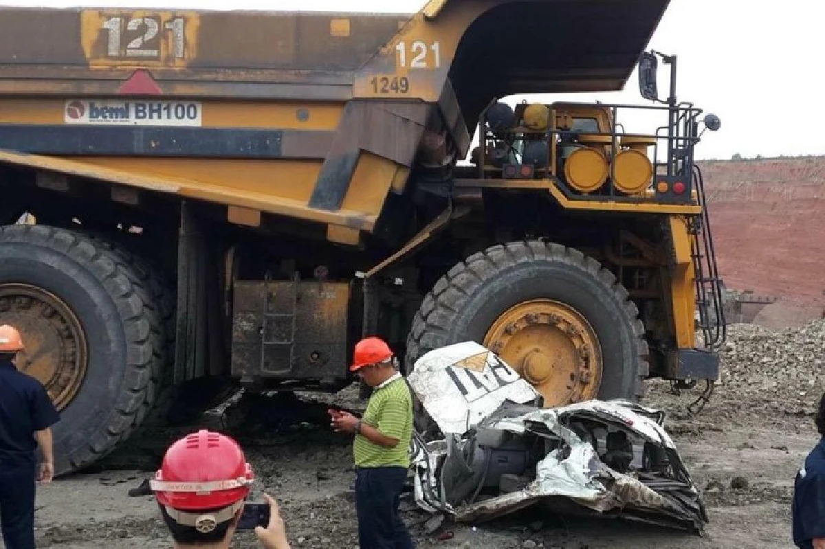 รถบรรทุกถ่านหินมองไม่เห็นเหยียบกระบะดับ1ศพ