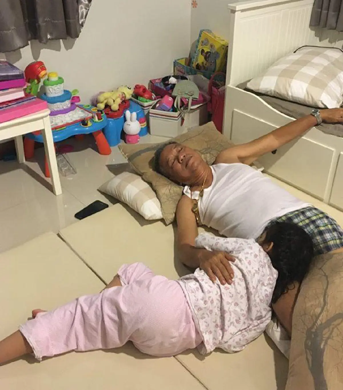 พ่อรอง นำรางวัลครอบครัวแห่งปี มอบให้ แม่ทุม คนสำคัญที่สุด