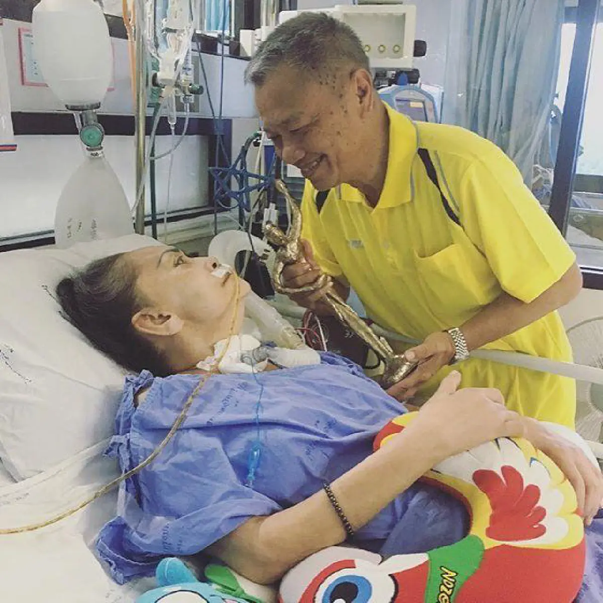 พ่อรอง นำรางวัลครอบครัวแห่งปี มอบให้ แม่ทุม คนสำคัญที่สุด