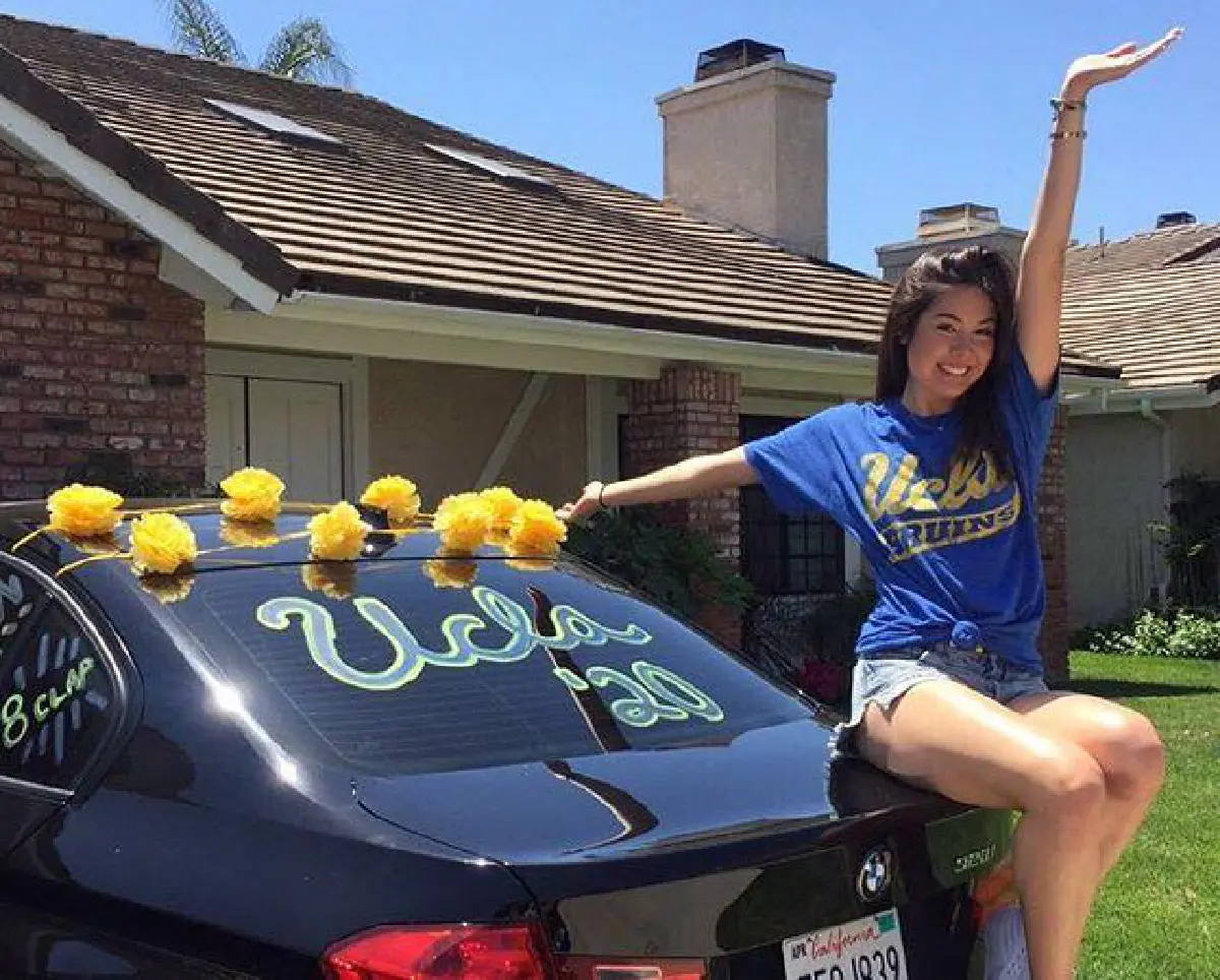 ทั้งสวยและเก่ง! เจด้า ลูกสาว เจ-จีน่า สวมชุดครุยร่วมพิธีจบไฮสคูล