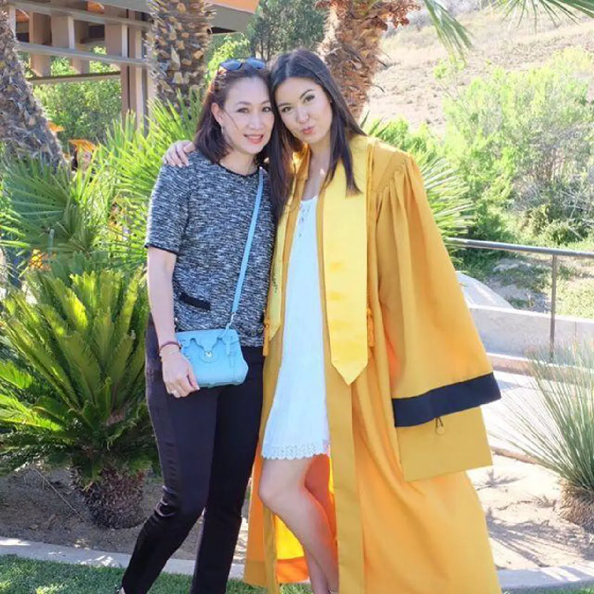 ทั้งสวยและเก่ง! เจด้า ลูกสาว เจ-จีน่า สวมชุดครุยร่วมพิธีจบไฮสคูล