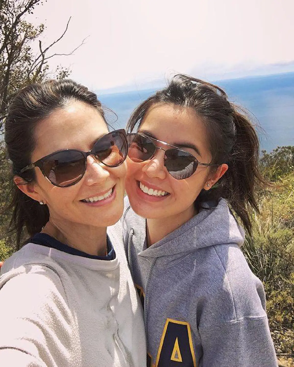 ทั้งสวยและเก่ง! เจด้า ลูกสาว เจ-จีน่า สวมชุดครุยร่วมพิธีจบไฮสคูล