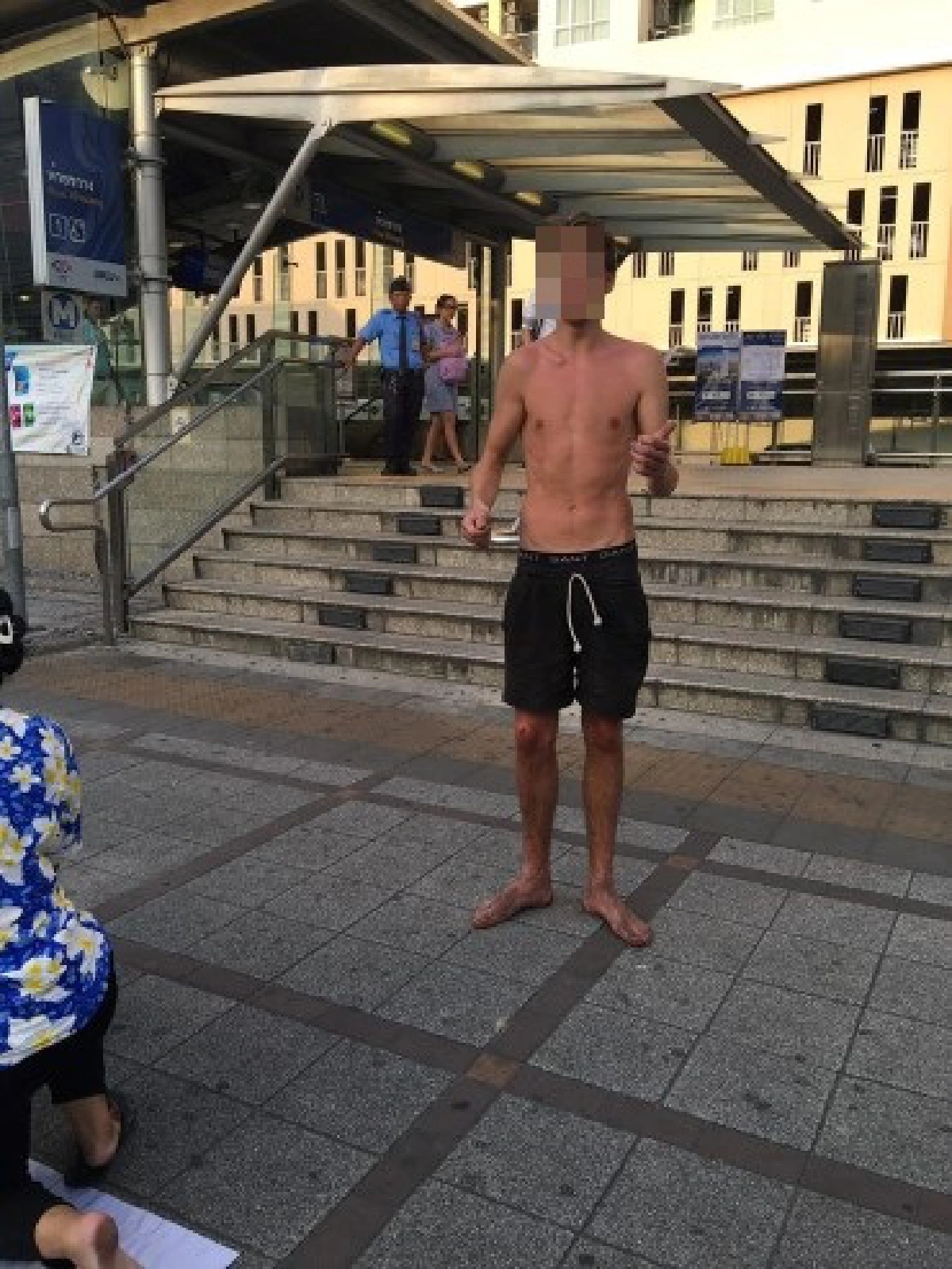 อึ้ง!สาวพิการนั่งรถเข็นถูกชาวต่างชาติเอานิ้วจิ้มตาเลือดไหล