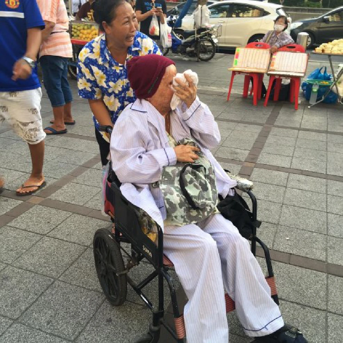 อึ้ง!สาวพิการนั่งรถเข็นถูกชาวต่างชาติเอานิ้วจิ้มตาเลือดไหล