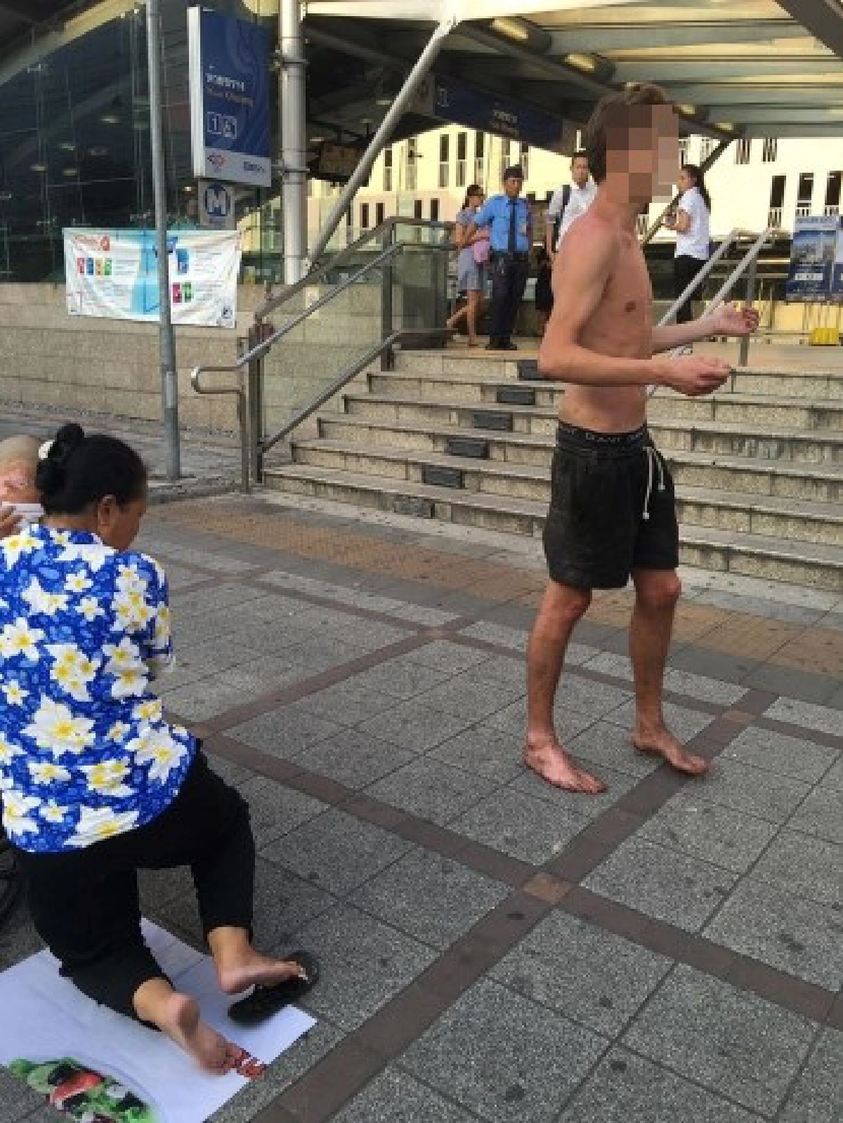 อึ้ง!สาวพิการนั่งรถเข็นถูกชาวต่างชาติเอานิ้วจิ้มตาเลือดไหล