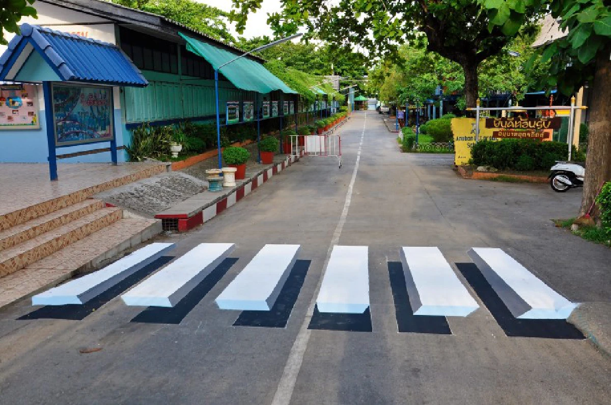 อนุบาลอุตรดิตถ์ ออกไอเดีย "ทางม้าลาย3มิติ" สวยเเละปลอดภัย