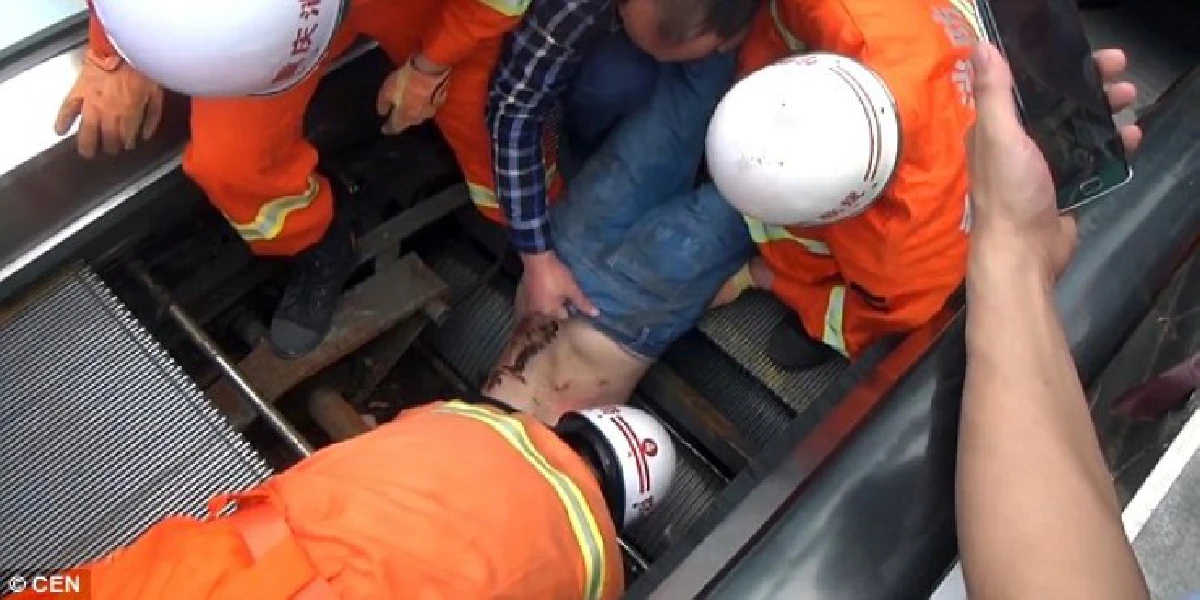 สุดสยอง!บันไดเลื่อนทำงานขณะช่างกำลังซ่อมอยู่ข้างใน (มีคลิป)