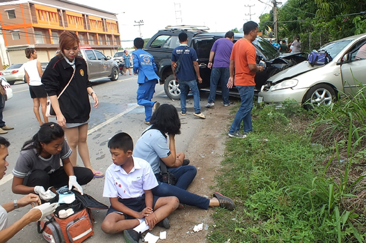 หกล้อชนรถกวาดถนนฟาดกระบะเสยเก๋งเจ็บ15ดับ1