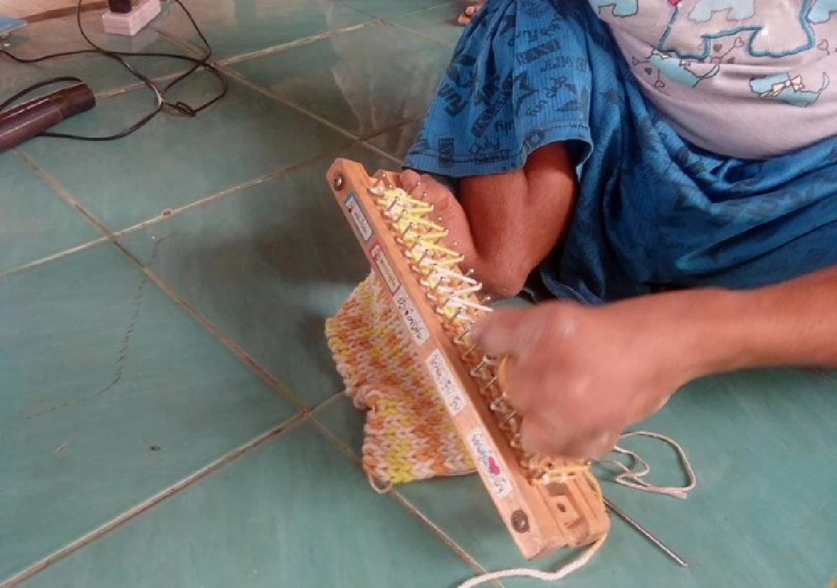 สาวพิการไร้แขนสู้ชีวิตใช้เท้าถักไหมพรมขายเลี้ยงดูพ่อชรา