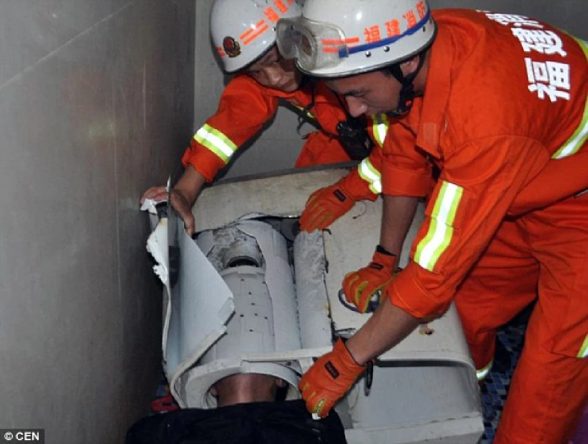 ซะงั้น!หนุ่มจีนหัวติดเครื่องซักผ้า หลังพยายามมุดซ่อมเอง