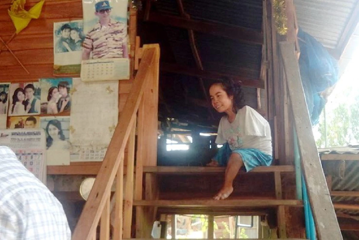 สาวพิการไร้แขนสู้ชีวิตใช้เท้าถักไหมพรมขายเลี้ยงดูพ่อชรา