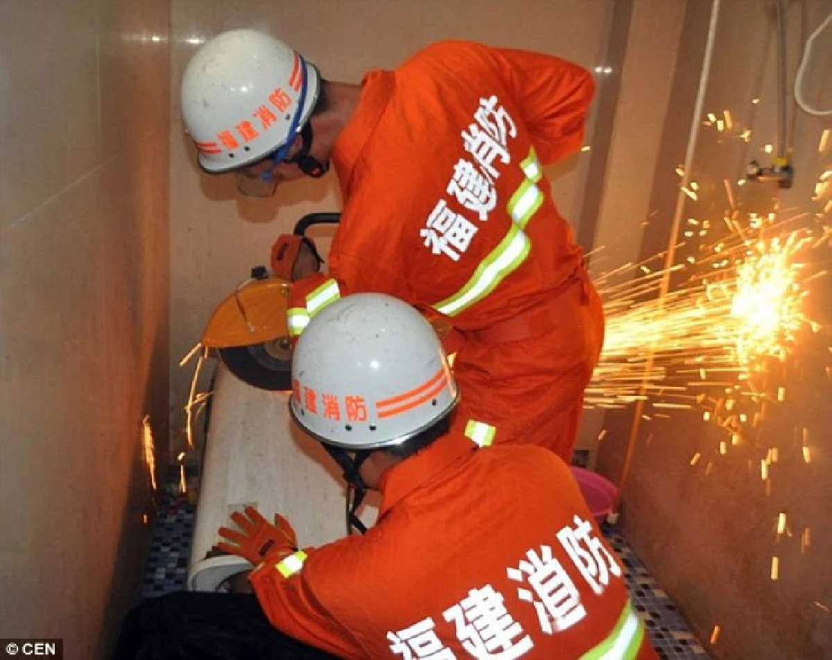 ซะงั้น!หนุ่มจีนหัวติดเครื่องซักผ้า หลังพยายามมุดซ่อมเอง