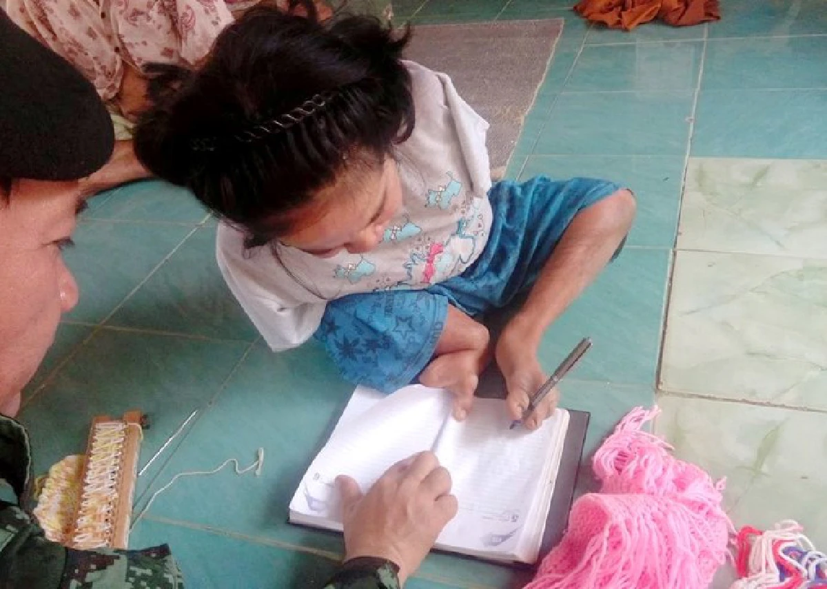 สาวพิการไร้แขนสู้ชีวิตใช้เท้าถักไหมพรมขายเลี้ยงดูพ่อชรา