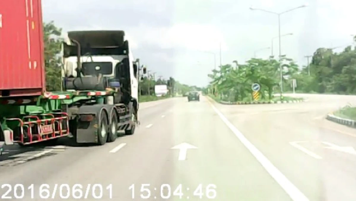 18ล้อโชว์กร่าง! ตบรถตู้โดยสารลงข้างทาง (คลิป)