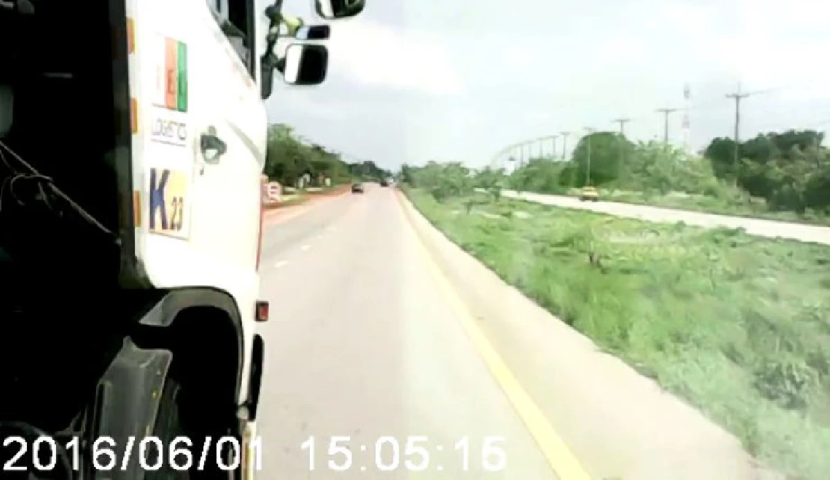 18ล้อโชว์กร่าง! ตบรถตู้โดยสารลงข้างทาง (คลิป)