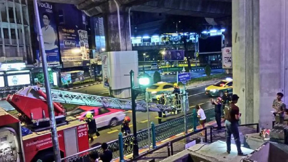 ไลค์กระจาย!จนท.ดับเพลิงขึ้นกระเช้าช่วยแมวติดรางรถไฟฟ้าบีทีเอส