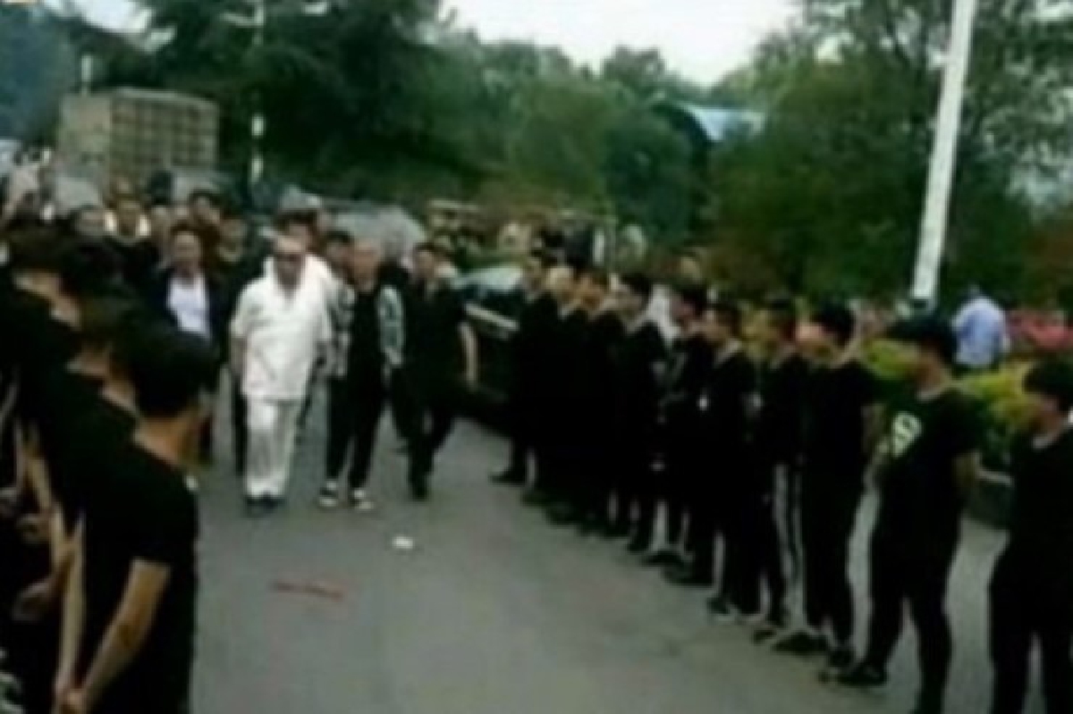เวรกรรม!ลูกน้องแห่ต้อนรับเจ้าพ่อพ้นคุก ตร.หมั่นไส้จับเข้าคุกอีกรอบ (มีคลิป) เวรกรรม!ลูกน้องแห่ต้อนรับเจ้าพ่อพ้นคุก ตร.หมั่นไส้จับเข้าคุกอีกรอบ (มีคลิป)