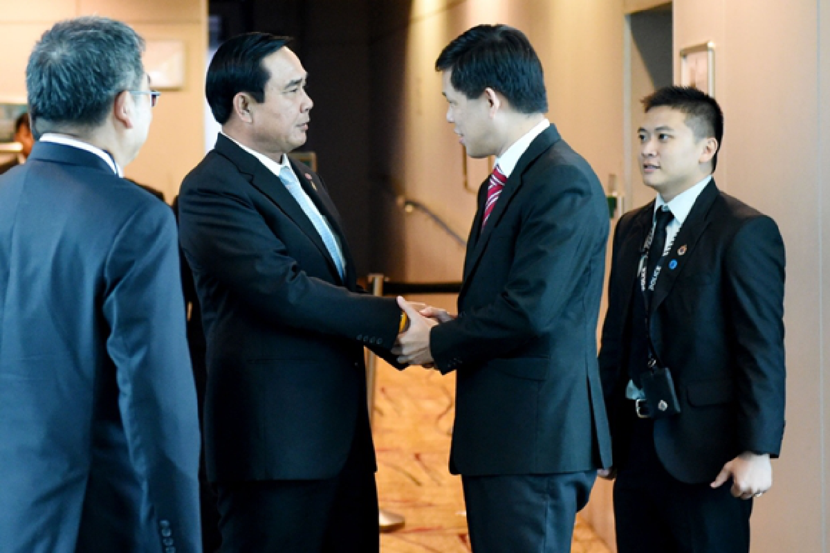 นายกฯถึงสิงคโปร์ลงนามในสมุดเยี่ยม
