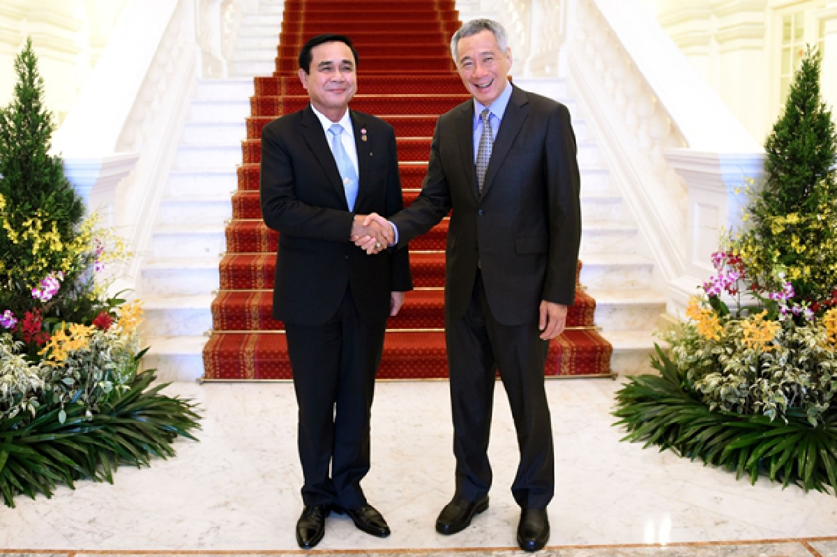 นายกฯถึงสิงคโปร์ลงนามในสมุดเยี่ยม
